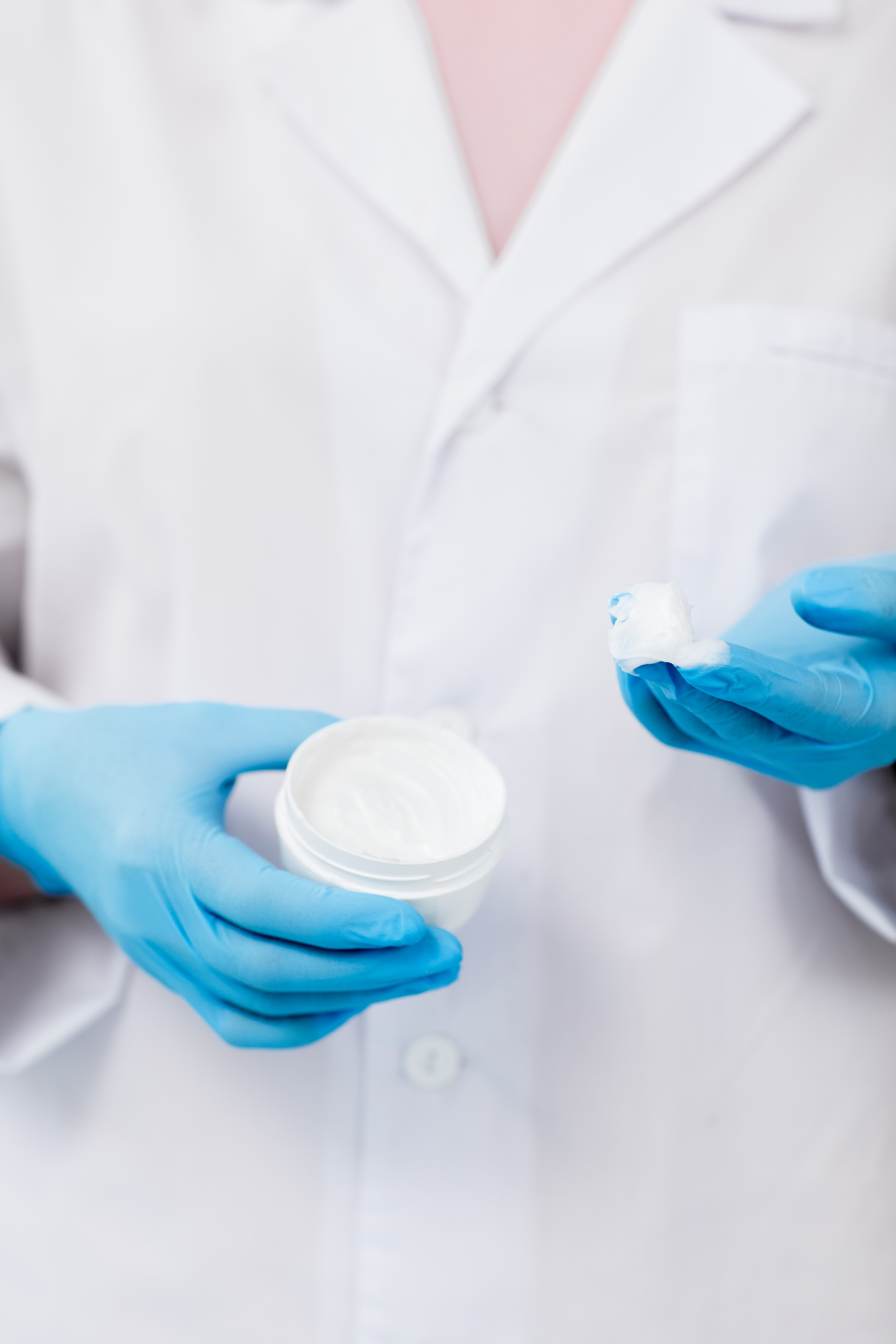 Article Mitos Atau Fakta: Skincare Rekomendasi Dokter Bisa Bikin Ketergantungan?